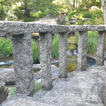La Encantadora Casa Del Rio De Caldas De Reis. בקתה